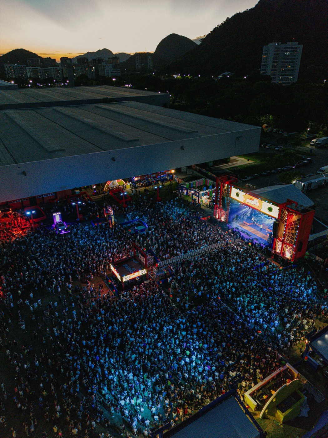 Festival Na Farra — palco e multidão no Rio de Janeiro